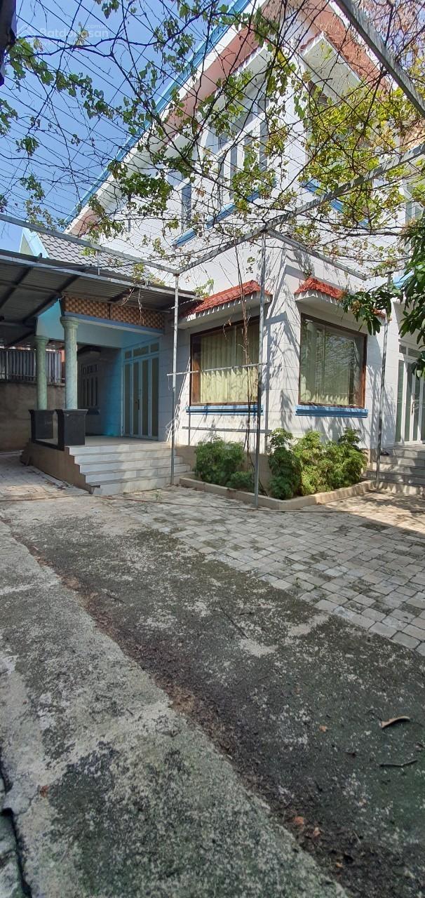 Chính chủ cần nhượng gấp biệt thự và nhà xưởng mặt tiền đường Nguyễn Xiển, Q9, diện tích 1698m2