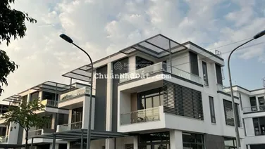 Chính chủ cần bán nhanh căn 100m2 trệt 2 lầu đường 20m giá: 7.6tỷ SH hoàn công LH: 0938 256 ***