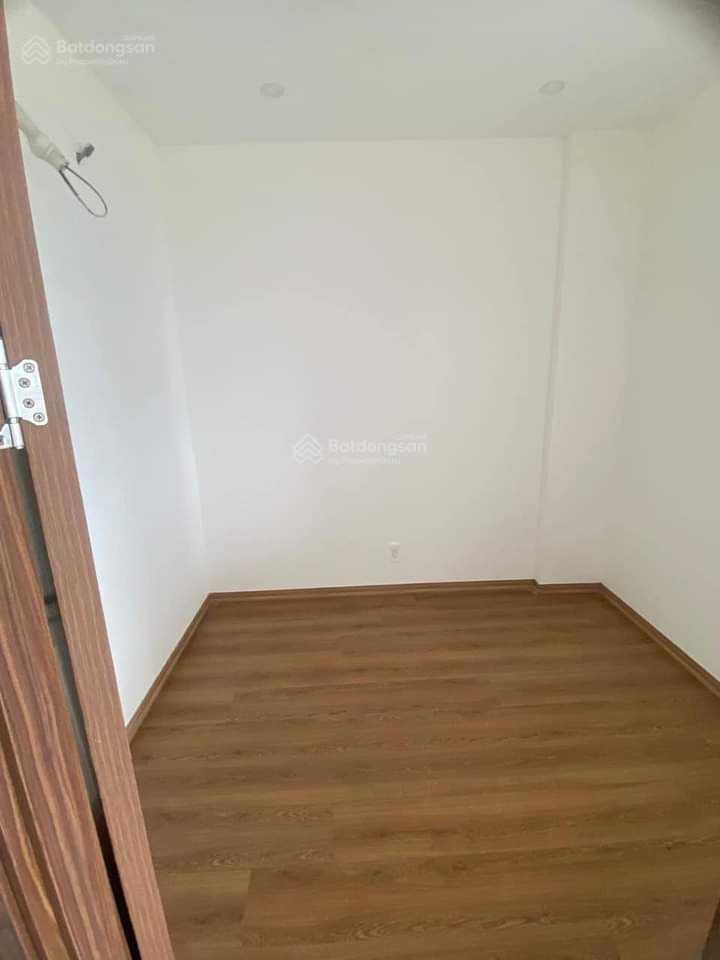 Bán gấp căn hộ 2PN 1WC giá 2,190 tỷ bao gồm các chi phí. Tầng đẹp view thoáng LH: 0907 174 ***