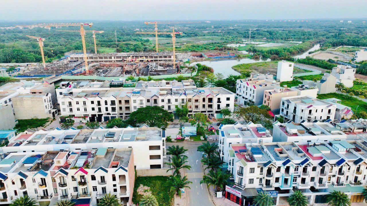 Bán nhà phố 100m2 (5x20m) 1 trệt 2 lầu giá chỉ 10,6 tỷ đường 16m view căn hộ trục chính