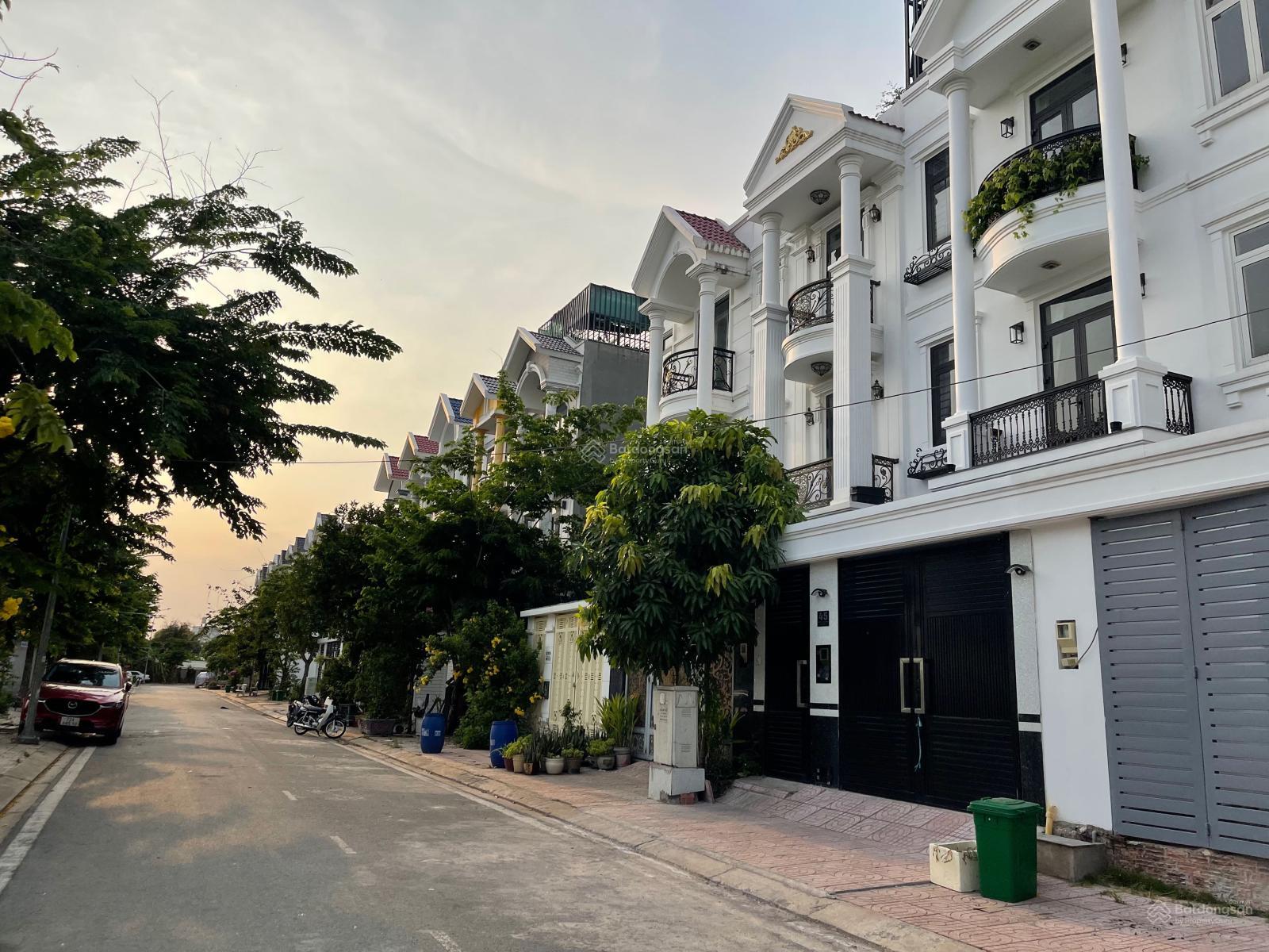 Bán nhà phố 100m2 (5x20m) 1 trệt 2 lầu giá chỉ 10,6 tỷ đường 16m view căn hộ trục chính