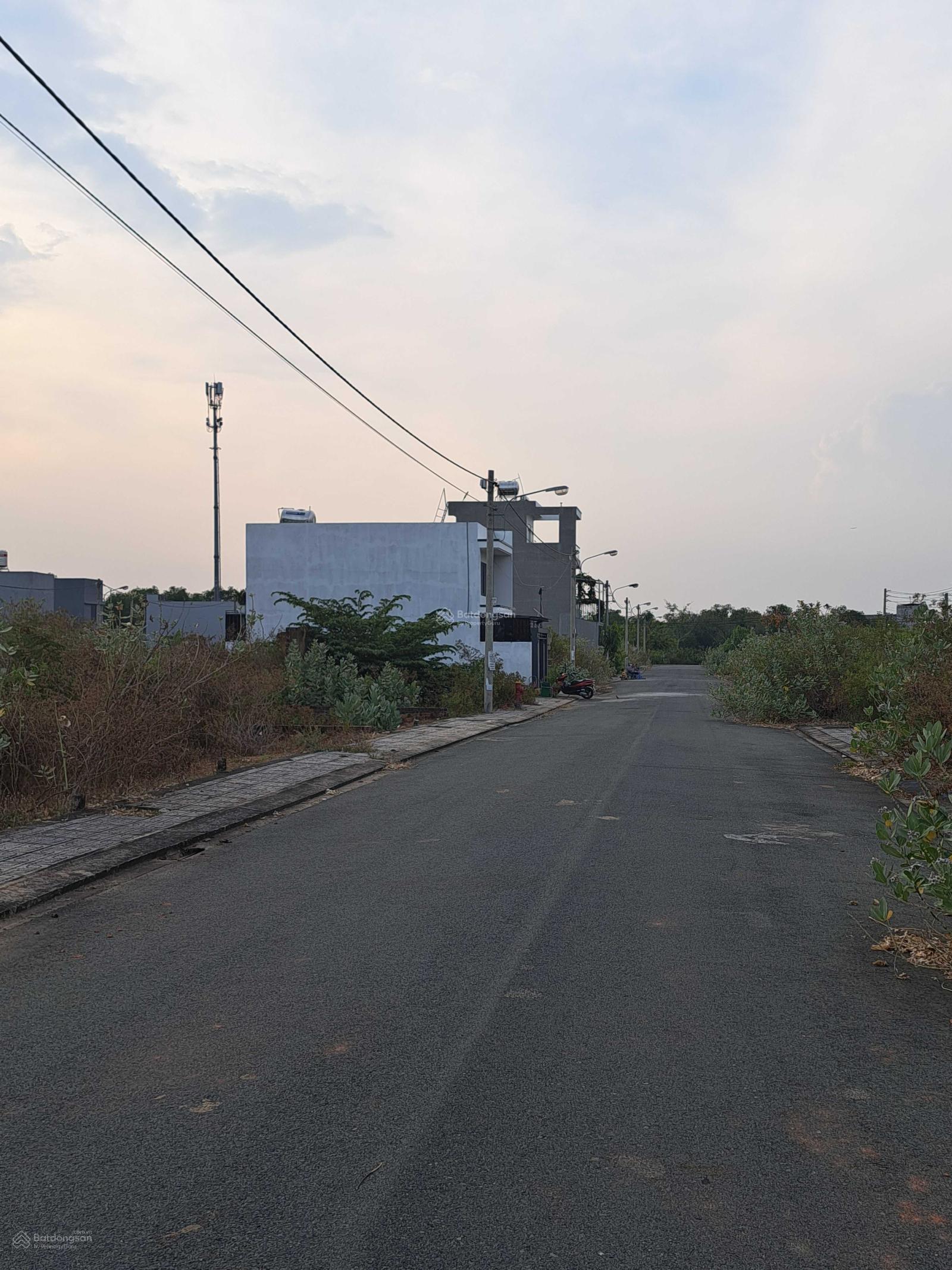 Kẹt tiền cần bán 52m2, đường 8 Long Phước, gần Vinhome. Khu dân cư đông đúc, mọi tiện ích đầy đủ