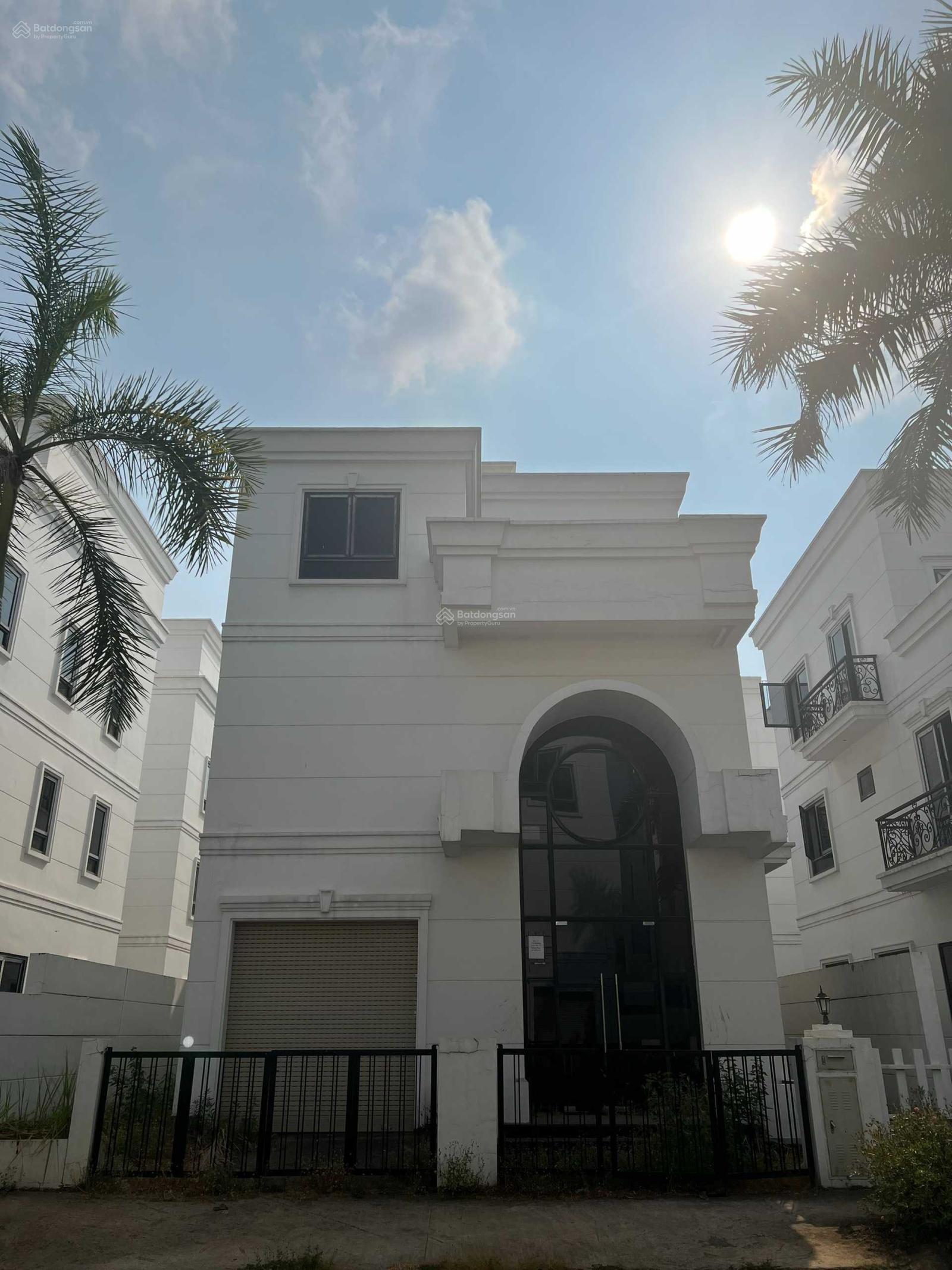 Bán căn biệt thự Sim City 200m2, đường 20m, xây 1T 3L giá 17 tỷ