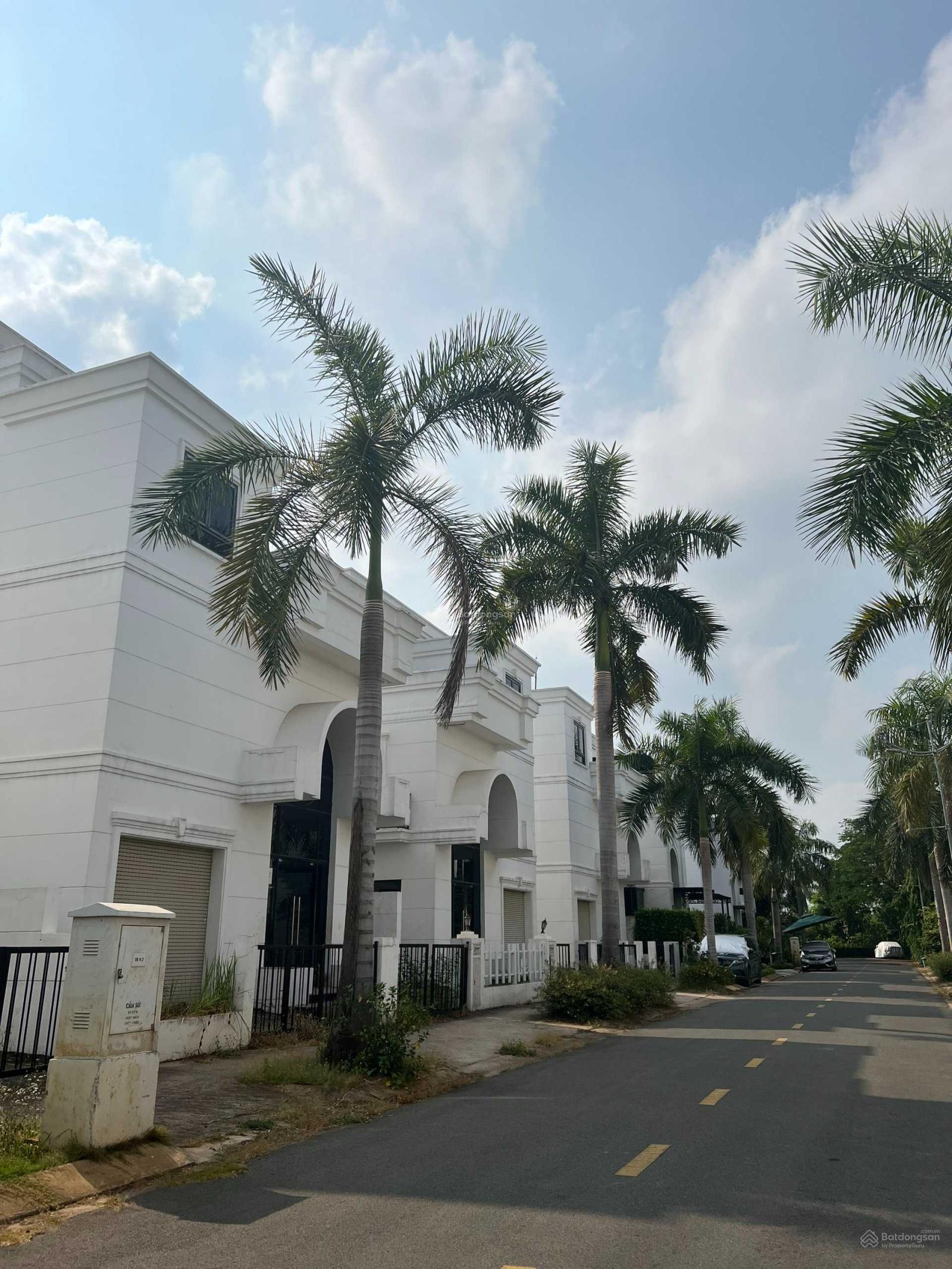 Bán căn biệt thự Sim City 200m2, đường 20m, xây 1T 3L giá 17 tỷ