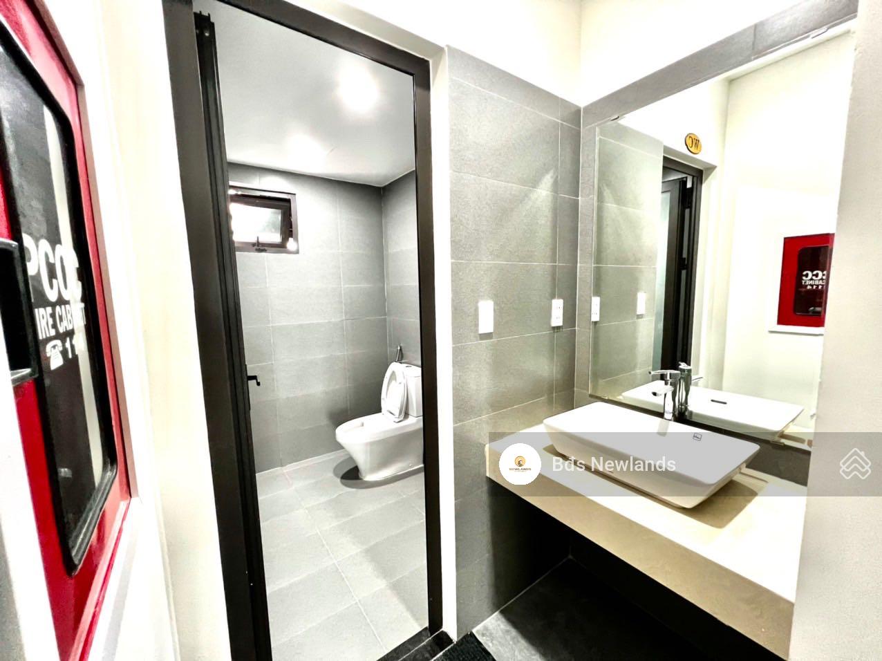 Cho thuê mặt bằng làm văn phòng 140m2 nguyên tầng nhà mới xây ngay cầu Rồng quận Sơn Trà, Đà Nẵng