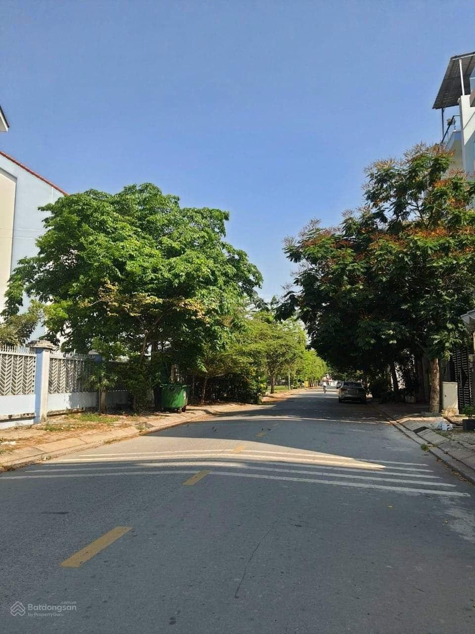 Đất nền KDC Phong Phú 4 cạnh ngay Lovera Park 5x20m, 8x18m, 8x20m và nền góc. Liên hệ em Tú xem