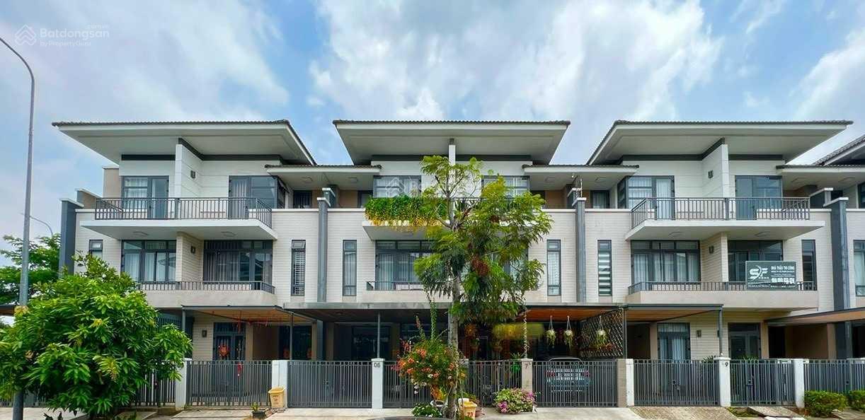 Tôi cần bán gấp biệt thự Lavila KDC ven sông (sổ hồng) nhà 3 tầng giá 11 tỷ 800tr, LH: 0909 904 ***