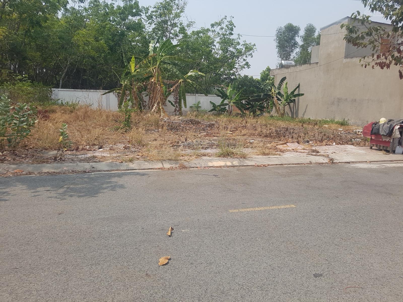 Chính chủ cần tiền bán gấp lô đất đẹp vuông vức 300m2(15x20) ngay TP Bình Dương, sát QL13, dân đông