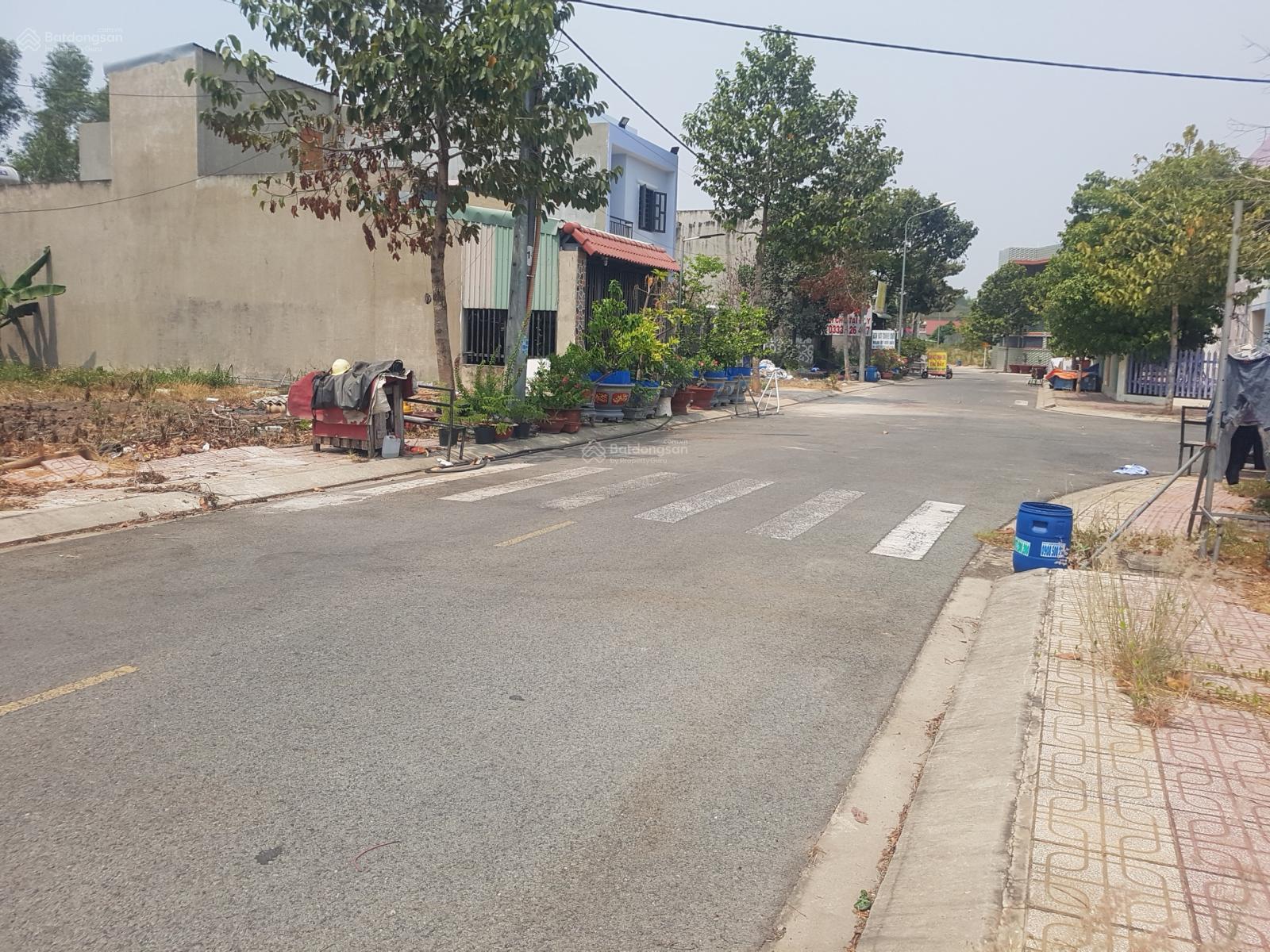 Chính chủ cần tiền bán gấp lô đất đẹp vuông vức 300m2(15x20) ngay TP Bình Dương, sát QL13, dân đông