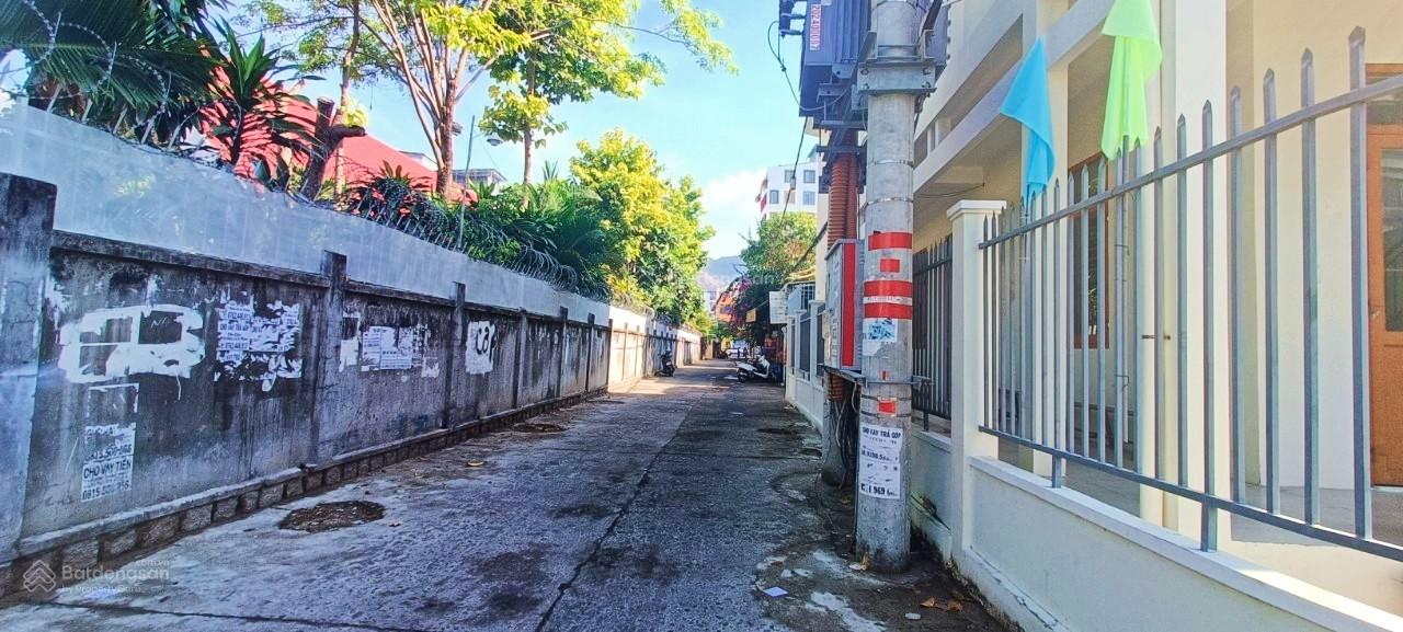 Đất hẻm ô tô Bắc Sơn thông và quay đầu - cách biển Hòn Chồng 350m { Giá : 23,66 tỷ