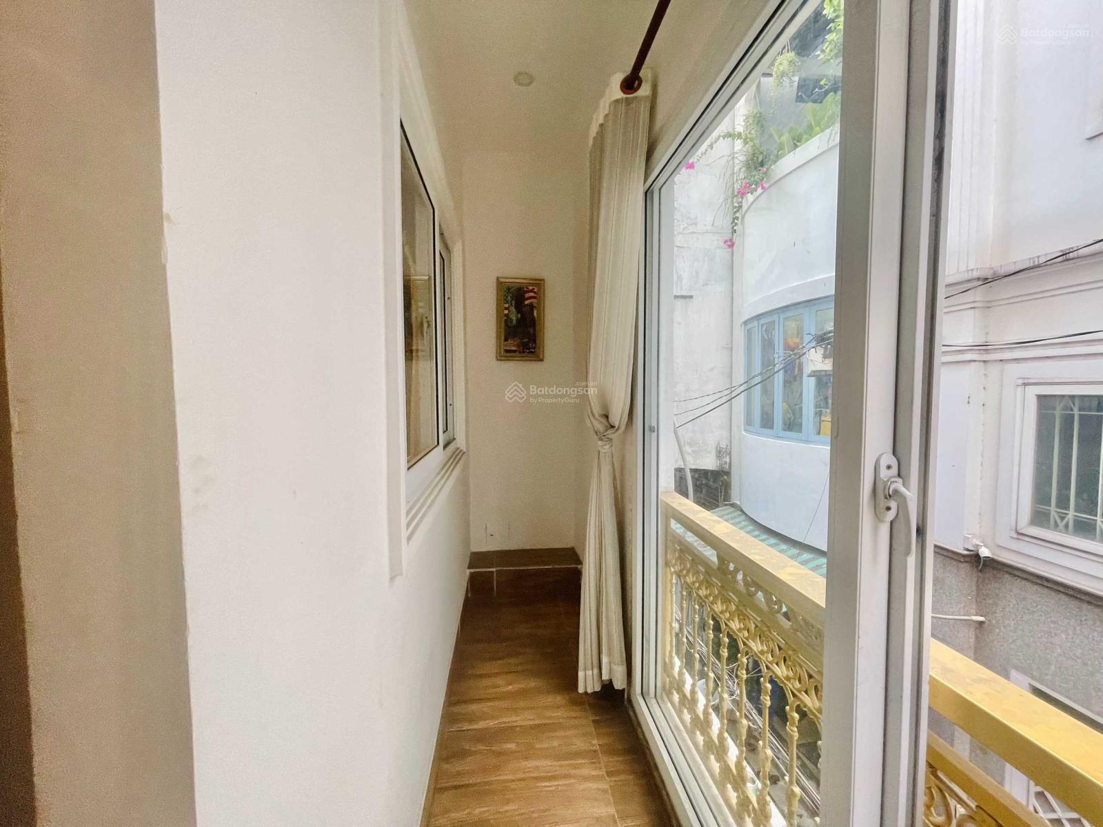 Căn hộ có cửa sổ balcony, rộng 20m2, đường Phạm Ngọc Thạch Q3
