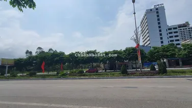 Bán lô đất đẹp để xây KS, hoặc toà nhà buiding, vị trí sát biển và quảng trường, 18,3x50m