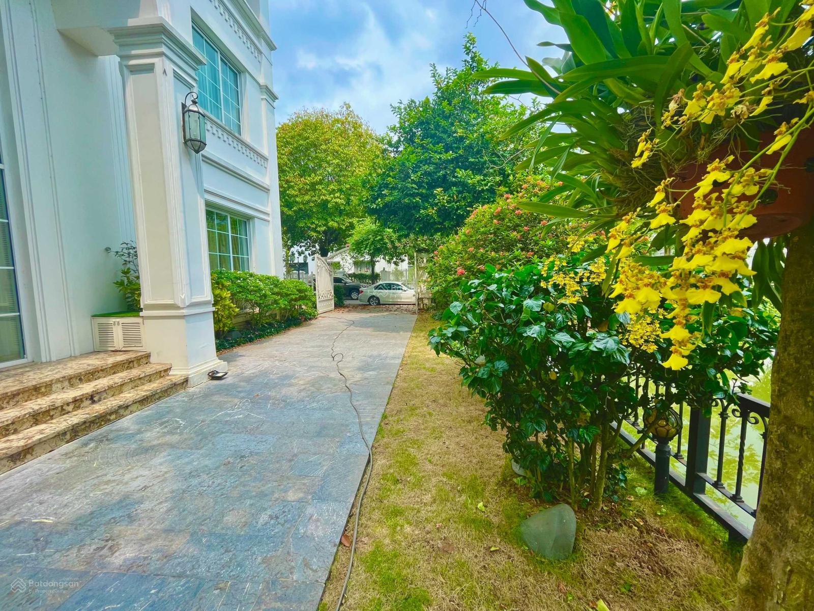 Bán gấp BT Bằng Lăng 05 - 03 hướng ĐB, diện tích 250m2 XD 495m2 khu vip view hồ rộng, giá 68.5tỷ Bán gấp BT Bằng Lăng 05 - 03 hướng ĐB, diện tích 250m2 XD 495m2 khu vip view hồ rộng, giá 68.5tỷ