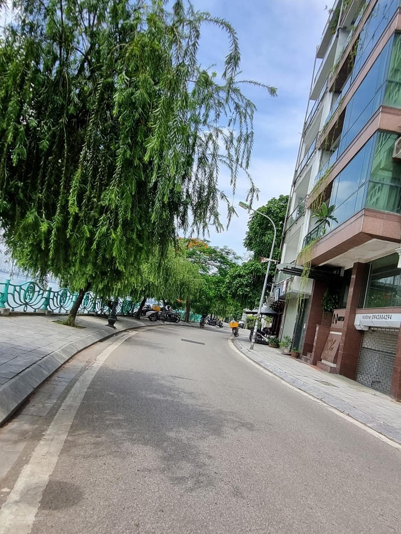 Chính chủ gửi bán nhà mặt hồ Quảng Khánh :135m2, 8 tầng lô góc, MT 8.5m. Giá: 140tỷ.