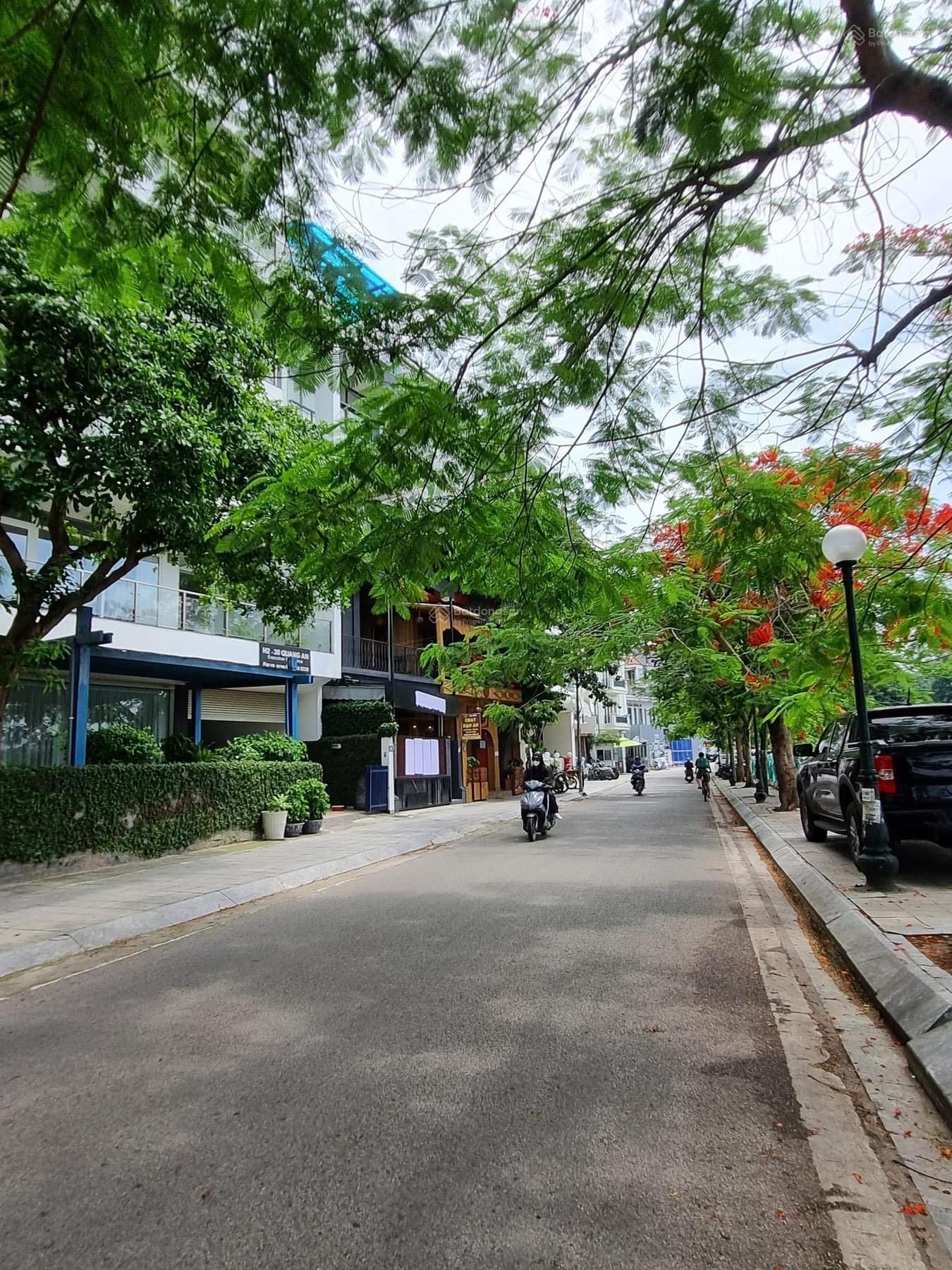 Chính chủ gửi bán nhà mặt hồ Quảng Khánh :135m2, 8 tầng lô góc, MT 8.5m. Giá: 140tỷ.