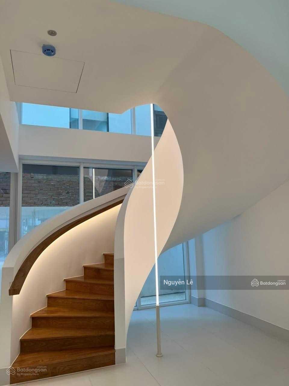 Chính chủ cần cho thuê toà nhà ngang 9m mặt tiền trung tâm Quận 1 DTSD 500m2 giá 168tr