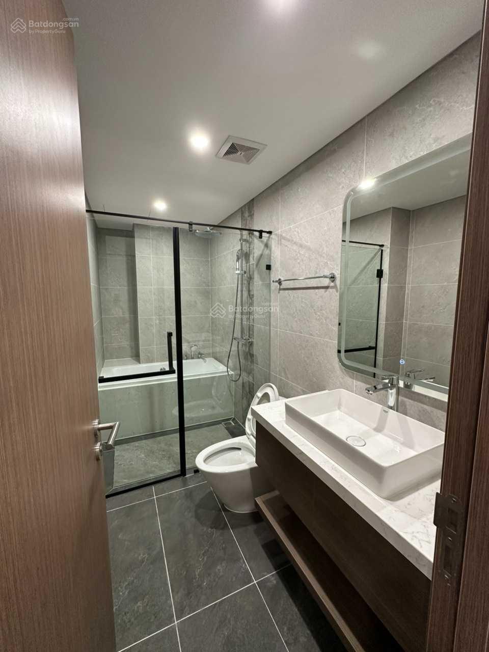 Cho thuê căn hộ chung cư cao cấp Hoàng Thành Pearl 2PN 2VS nội thất cơ bản 80m 12tr/0333 259 ***/zalo