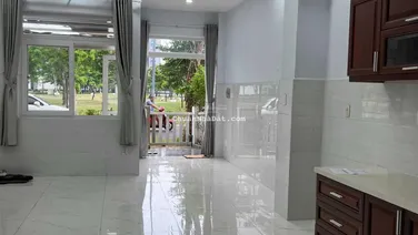 Cho thuê nhà phố 1 trệt 2 lầu, mặt tiền kinh doanh. Giá chỉ 11 triệu