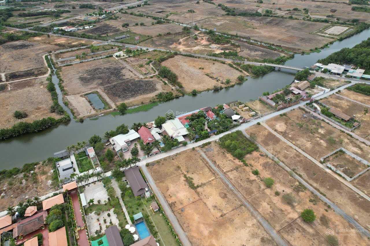 Chủ kẹt tiền trả NH cần bán 1800m2 đất biệt thự mặt sông, đường ôtô 5m. Cách Q2 6km. Giá 4.5tr/m2