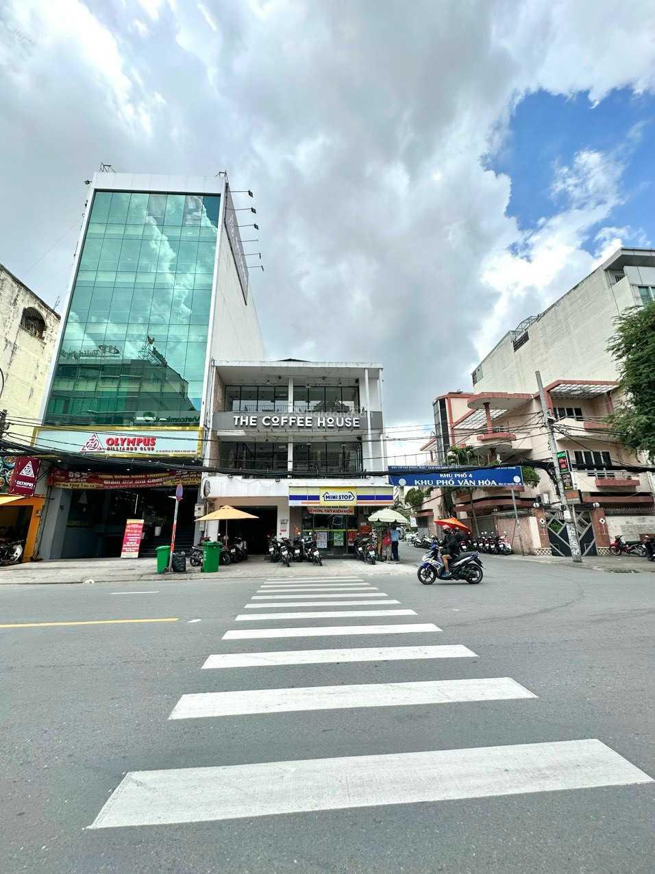 Cho thuê nhà góc 2MT đường Nguyễn Gia Trí, Bình Thạnh, DT: 10x35m, 1 trệt - 2 lầu, DTSD: 509m2