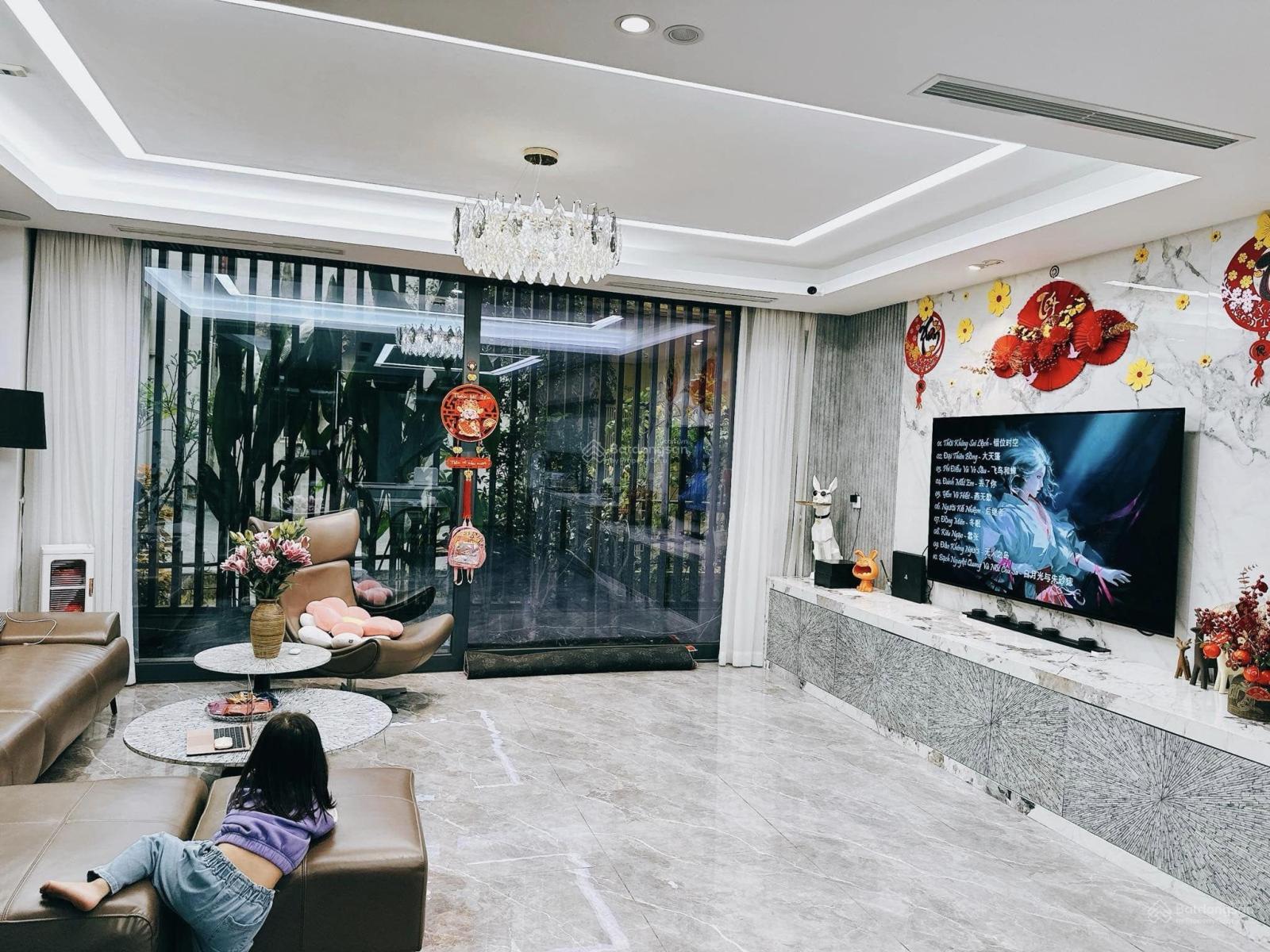 Bán nhà Q. Hai Bà Trưng, diện tích 80m2, MT 6,2m, 7 tầng nhà mới, phố thông thoáng, ô tô vào nhà