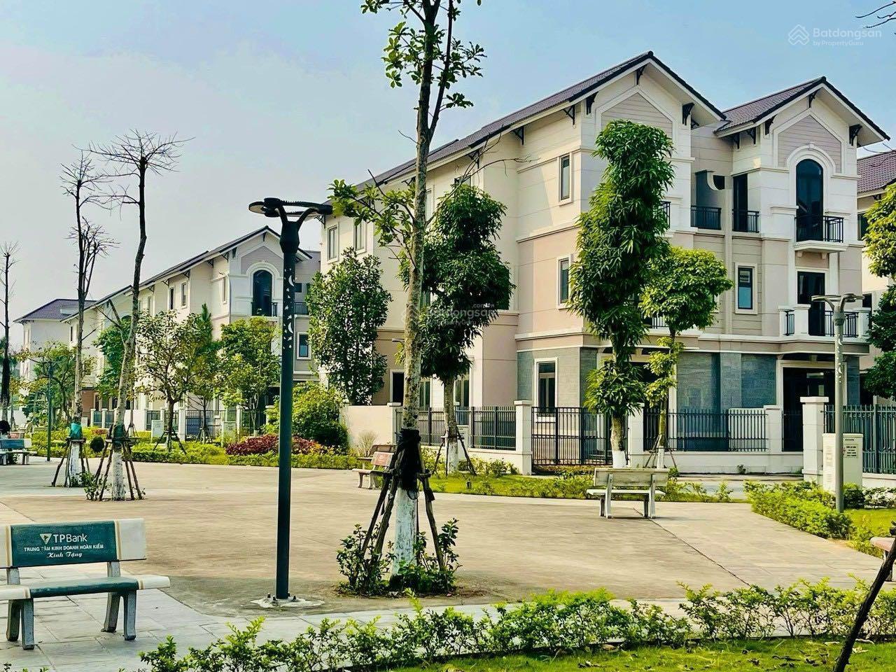 Chính chủ cần bán căn biệt thự 3 tầng siêu đẹp DT 135m2 trung tâm KĐT Centa City giá chỉ 8, x tỷ