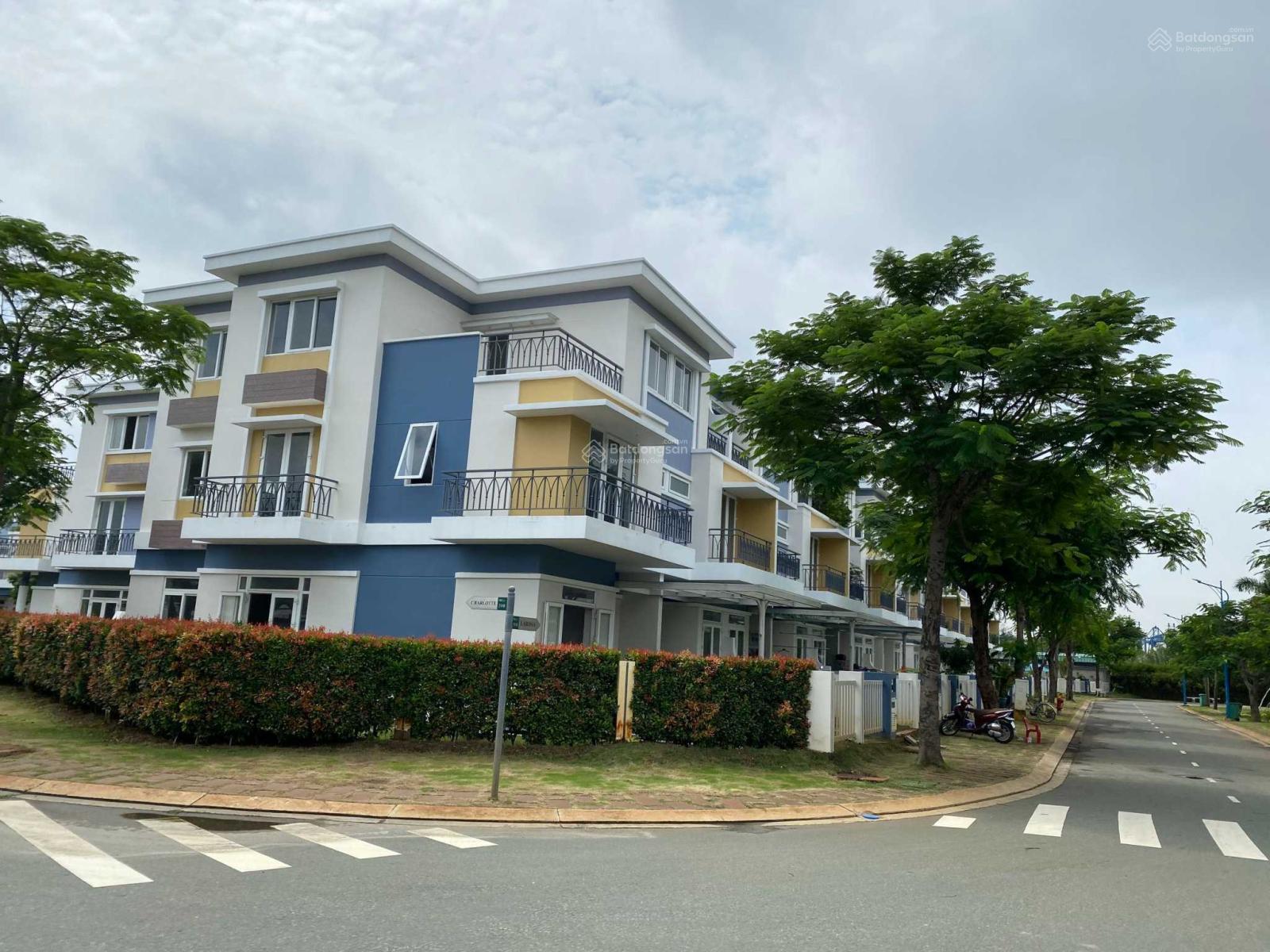 Cần bán căn góc 2MT Rosita (vị trí đẹp), 160m2, nhà thô, giá 11,2 tỷ, sổ hồng sẵn, hỗ trợ vay