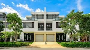 Bán biệt thự Lucasta Khang Điền 230m2, đường 20m, khu compound khép kín, giá 30tỷ