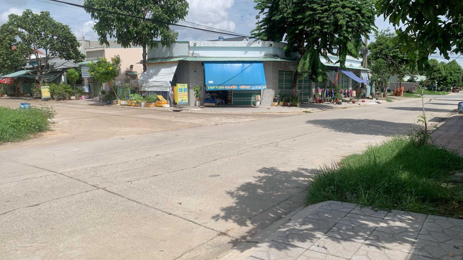 Bán kẹt ngân hàng bán gấp lô đất 300(10x30) sổ hồng riêng, thổ cư 100%