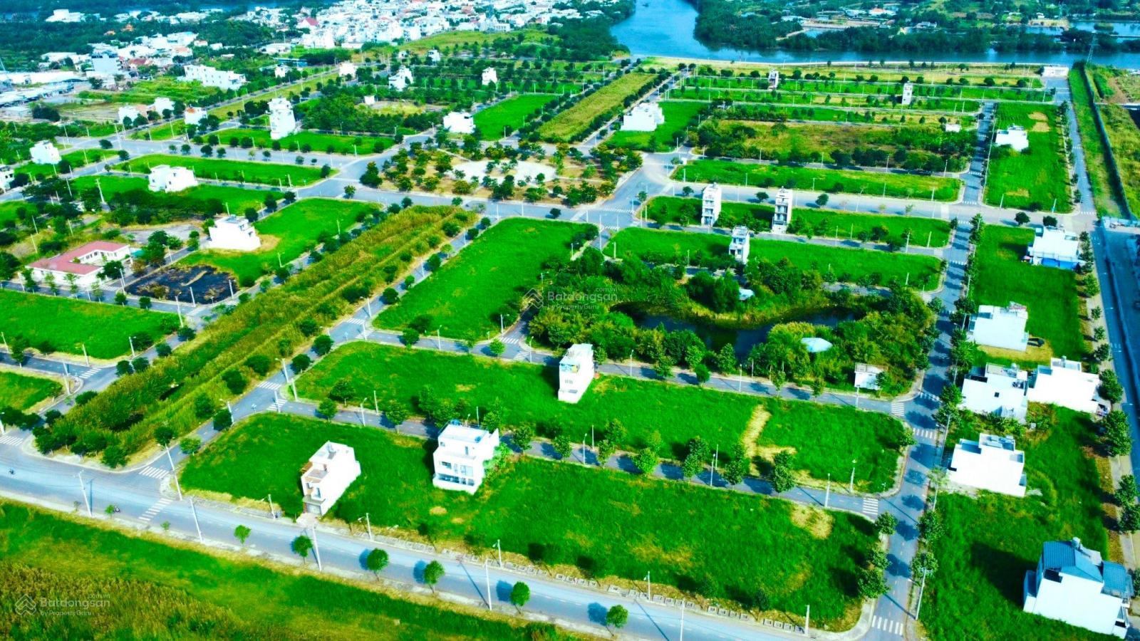 Bán gấp nền đất sổ đỏ sẵn giá 2,020 tỷ, đường 12m thông qua phố đi bộ. 0909 063 ***