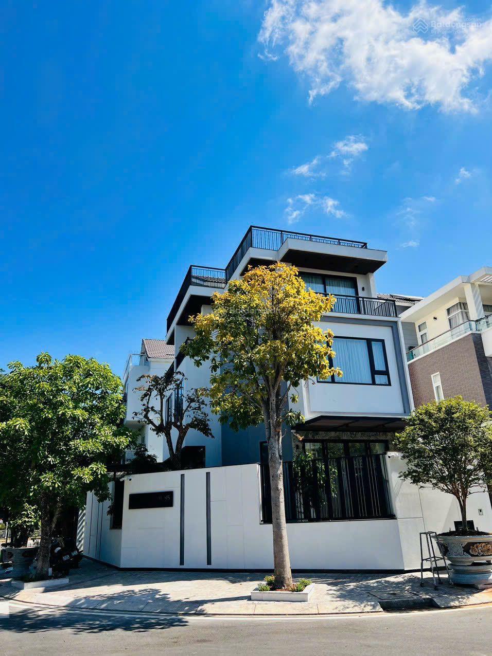 Chính chủ bán biệt thự góc đường lớn 20m, view sông Jamona Q. 7, DT 15 x 18m - 10 x 18m giá 23 tỷ