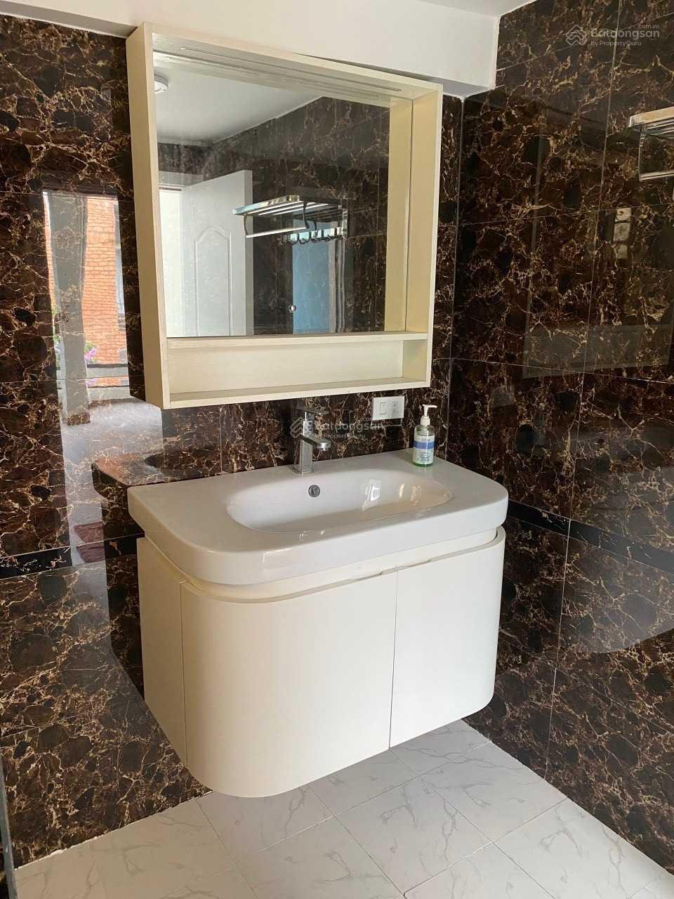 Cần bán 2 tòa nhà cao ốc văn phòng mặt phố 106 và 2A Đại Cồ Việt, Hà Nội