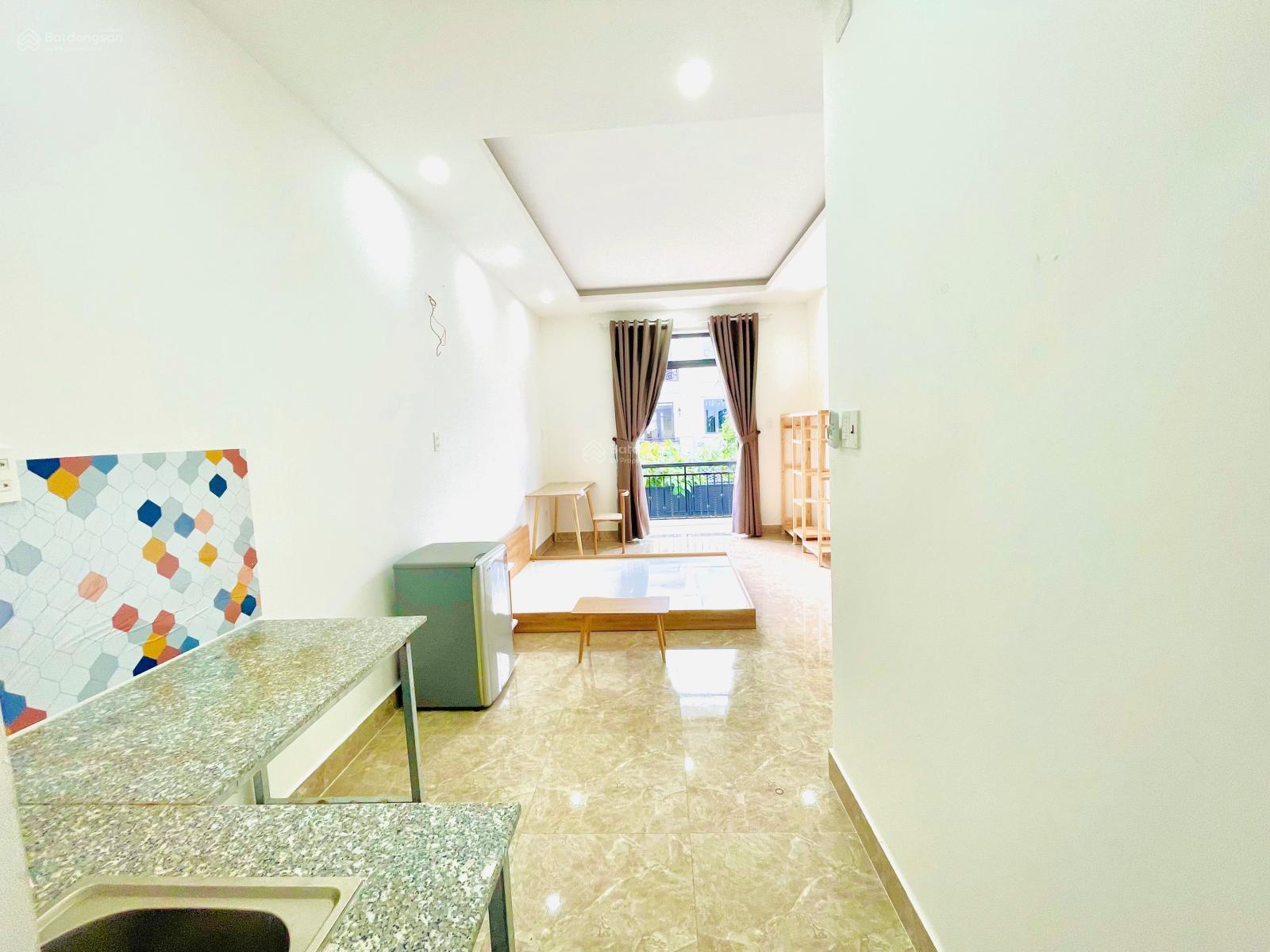 Phòng full nội thất có máy lạnh, bảo vệ 24/24. giờ giấc tự do.