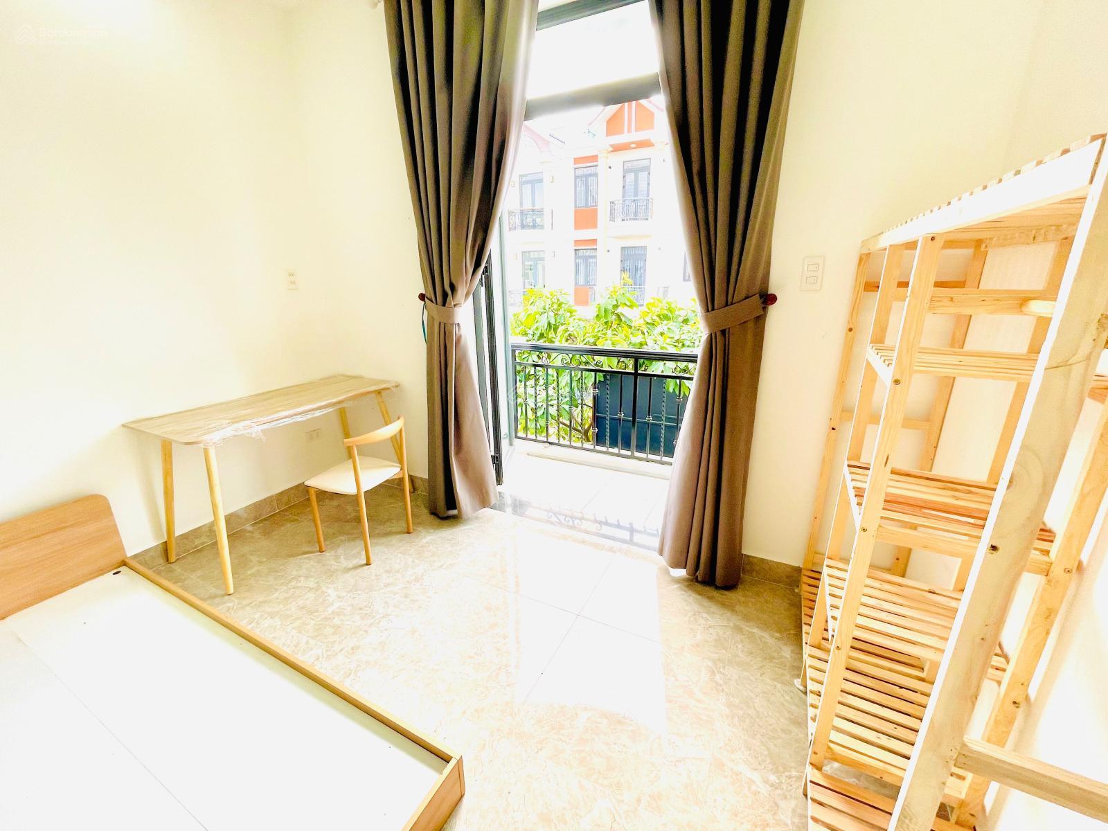 Phòng full nội thất có máy lạnh, bảo vệ 24/24. giờ giấc tự do.