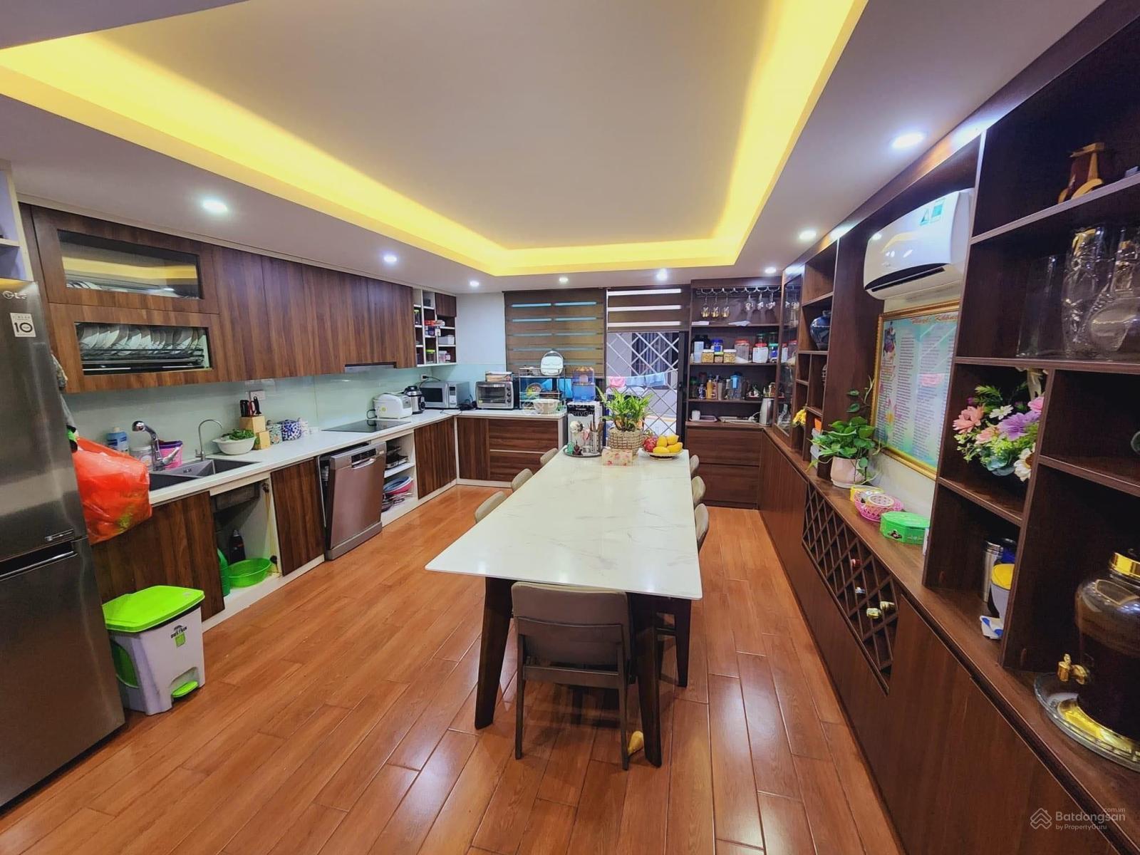 Bán nhanh. LK 92m2 nhà 5 tầng. Đường 17.5m. vỉa hè 5m. vị trí kinh doanh. gần trường Marie Curie.