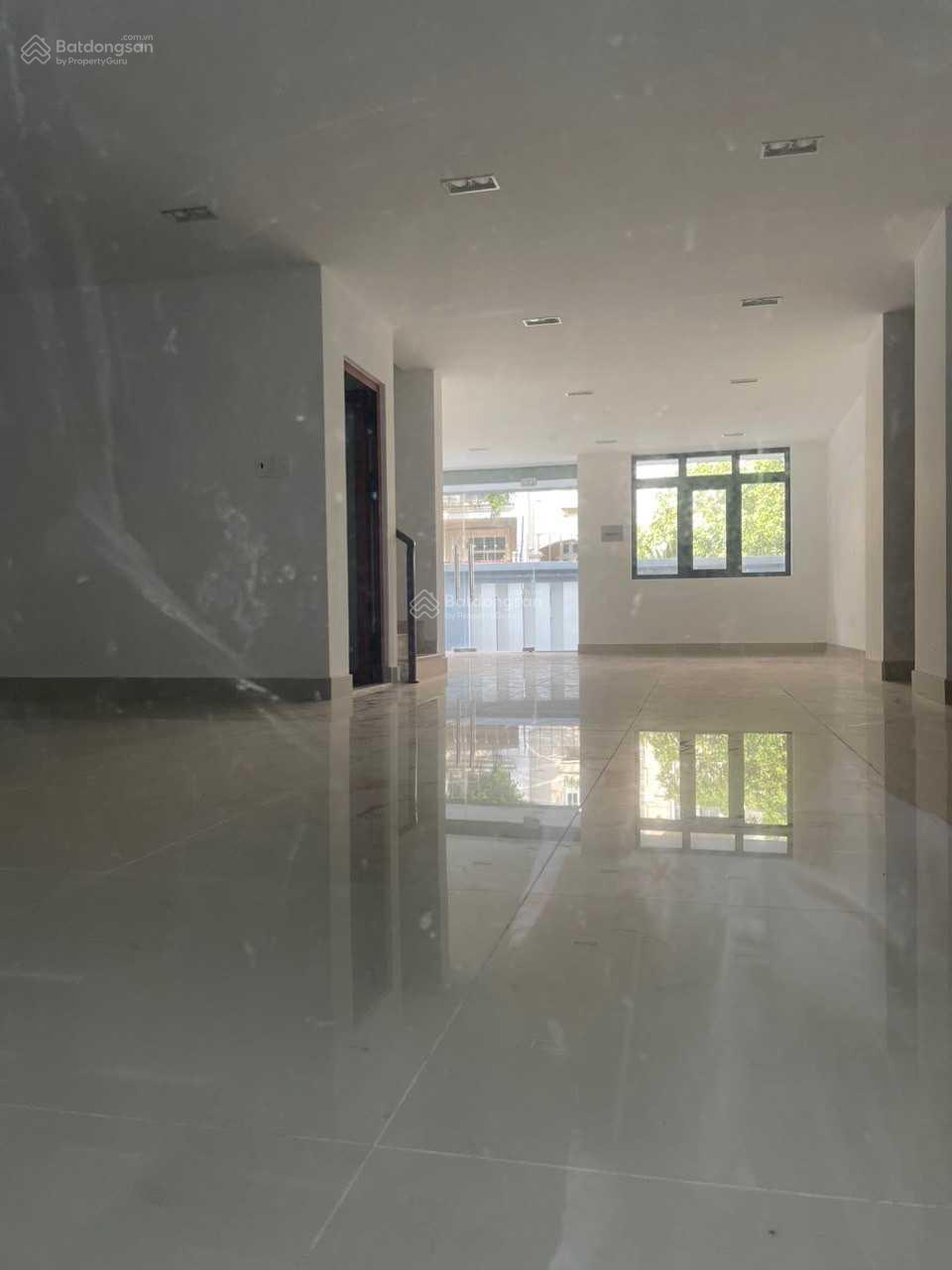 Bán building mặt tiền Trường Sơn, P.2, Tân Bình, DT: 10x35m, hầm 8T, HĐT: 500tr/th, giá chỉ 120tỷ