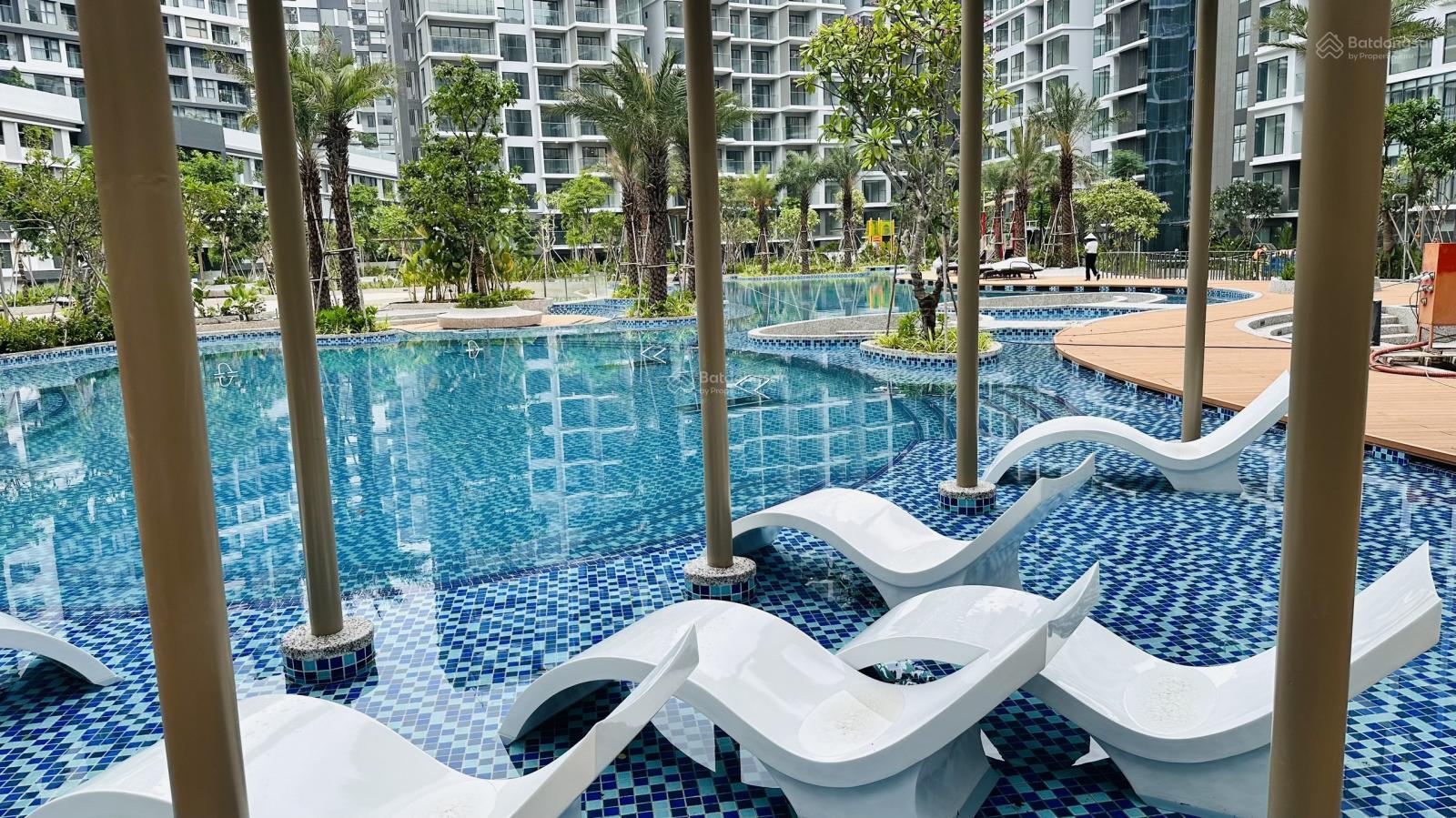 Cho thuê căn hộ 3PN, view hồ bơi. Diamond Centery, phân khu cao cấp nhất Celadon City