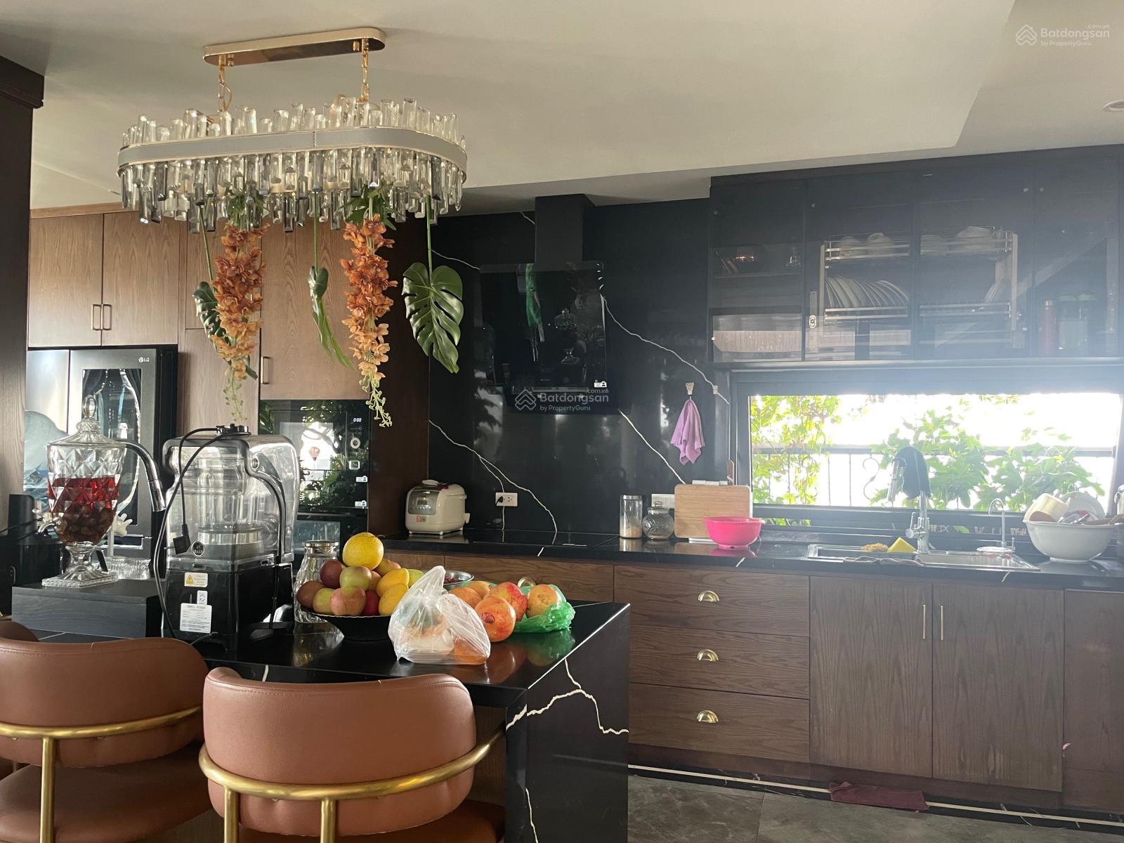 Penthouse 2 tầng 500m2, view paroma 360 độ Sông Hồng, Hồ Tây, phố cổ. Có sân vườn bể bơi tràn viền