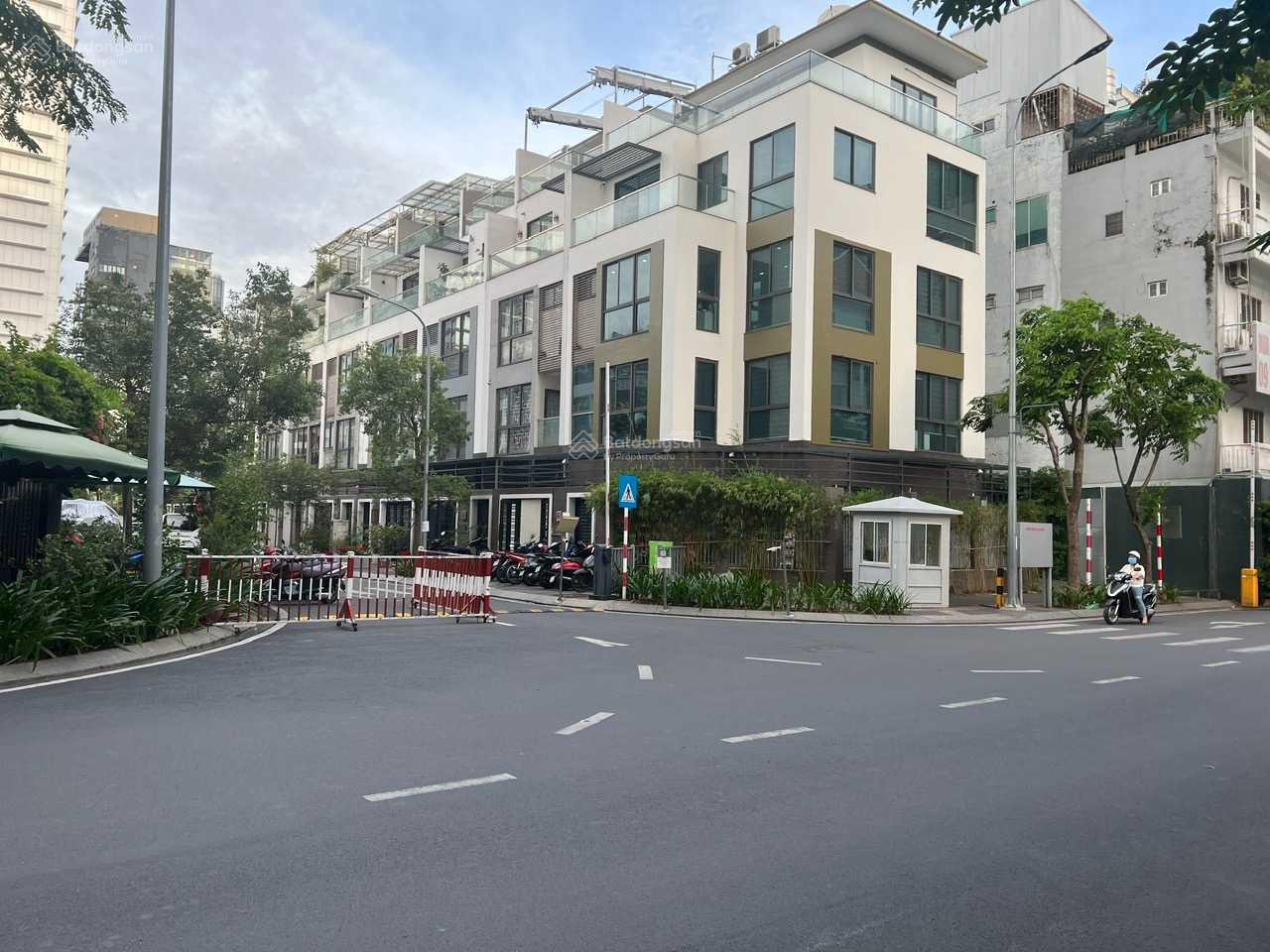 Góc 2MT Cao Thắng, Quận 10, khu Hà Đô! Diện tích: 20x14m, trệt lầu sân vườn. Giá 49tr Góc 2MT Cao Thắng, Quận 10, khu Hà Đô! Diện tích: 20x14m, trệt lầu sân vườn. Giá 49tr