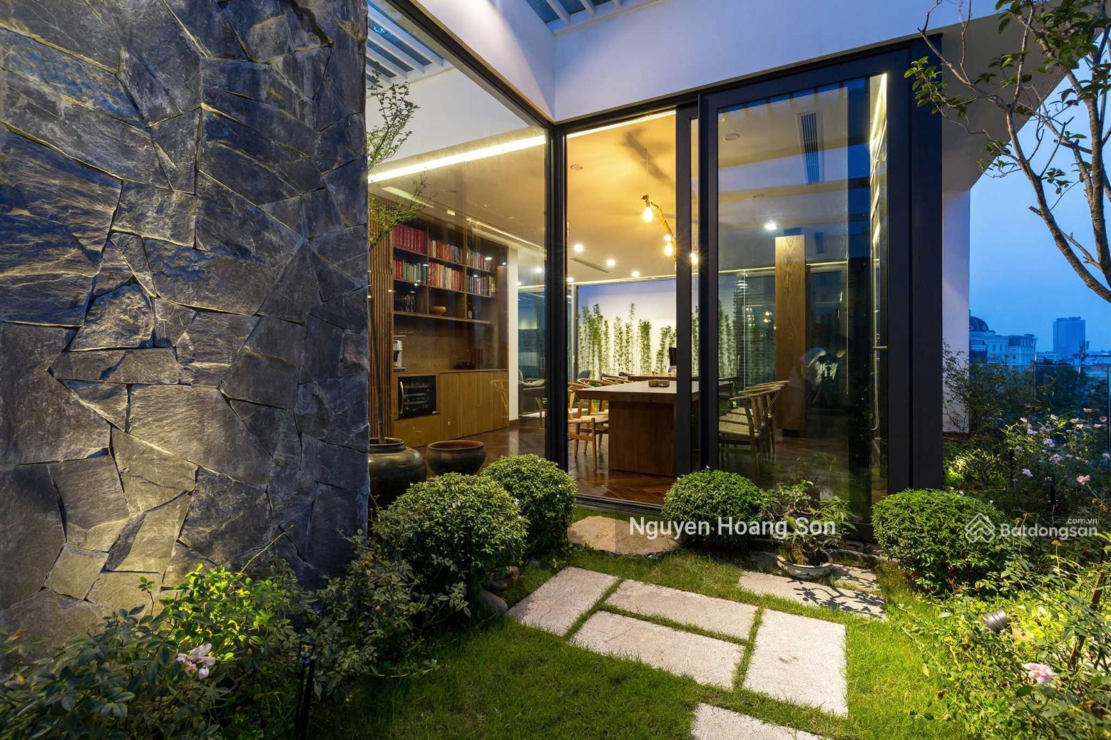 Cho thuê căn sân vườn 4 phòng ngủ 167m2 ở Vinhomes Nguyễn Chí Thanh. Giá 45tr/tháng. LH 0906 244 ***