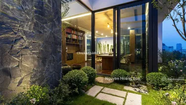 Cho thuê căn sân vườn 4 phòng ngủ 167m2 ở Vinhomes Nguyễn Chí Thanh. Giá 45tr/tháng. LH 0906 244 ***