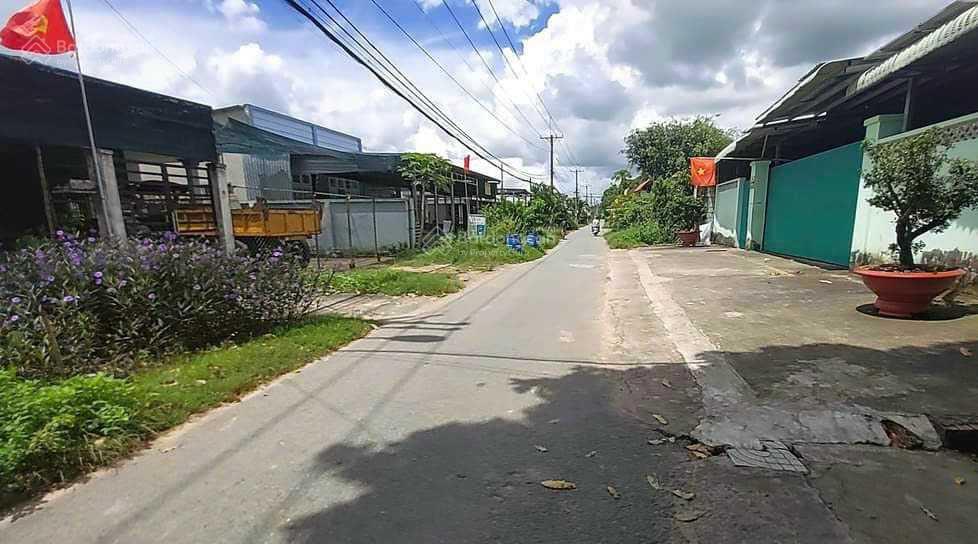 Kẹt tiền bán gấp lô đất Lê Thị Vui DT 160m2 full thổ cư SHR giá 780 triệu Kẹt tiền bán gấp lô đất Lê Thị Vui DT 160m2 full thổ cư SHR giá 780 triệu