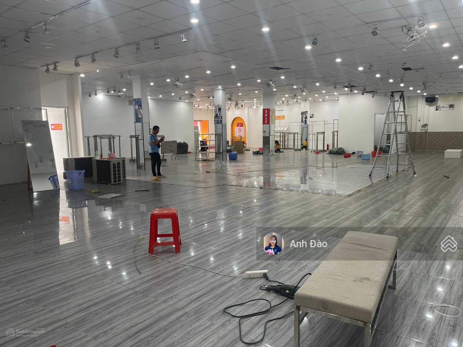 Mặt tiền Cách Mạng Tháng 8 ngay vòng xoay Dân Chủ Quận 3. DT 20 x 25m, hầm trệt, 2 lầu