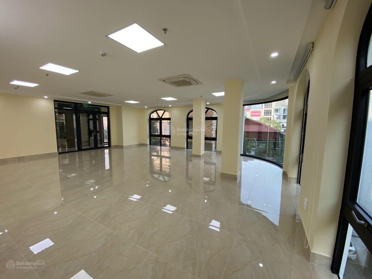 Cho thuê nhà phố Võ Chí Công - Tây Hồ, 80m2x6T, 2MT, lô góc, thông sàn, thang máy, ôtô đỗ thoải mái