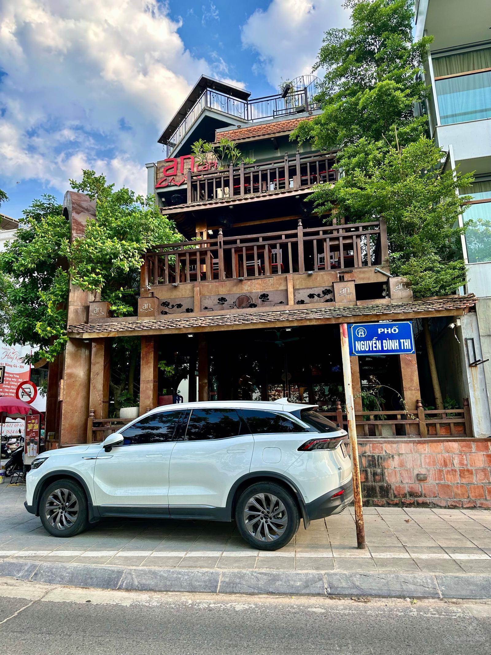 Cần bán nhà mặt phố Nguyễn Đình Thi, Tây Hồ. DT sổ 245m2 x 4T, MT 11m. Vị trí nằm đoạn giữa phố