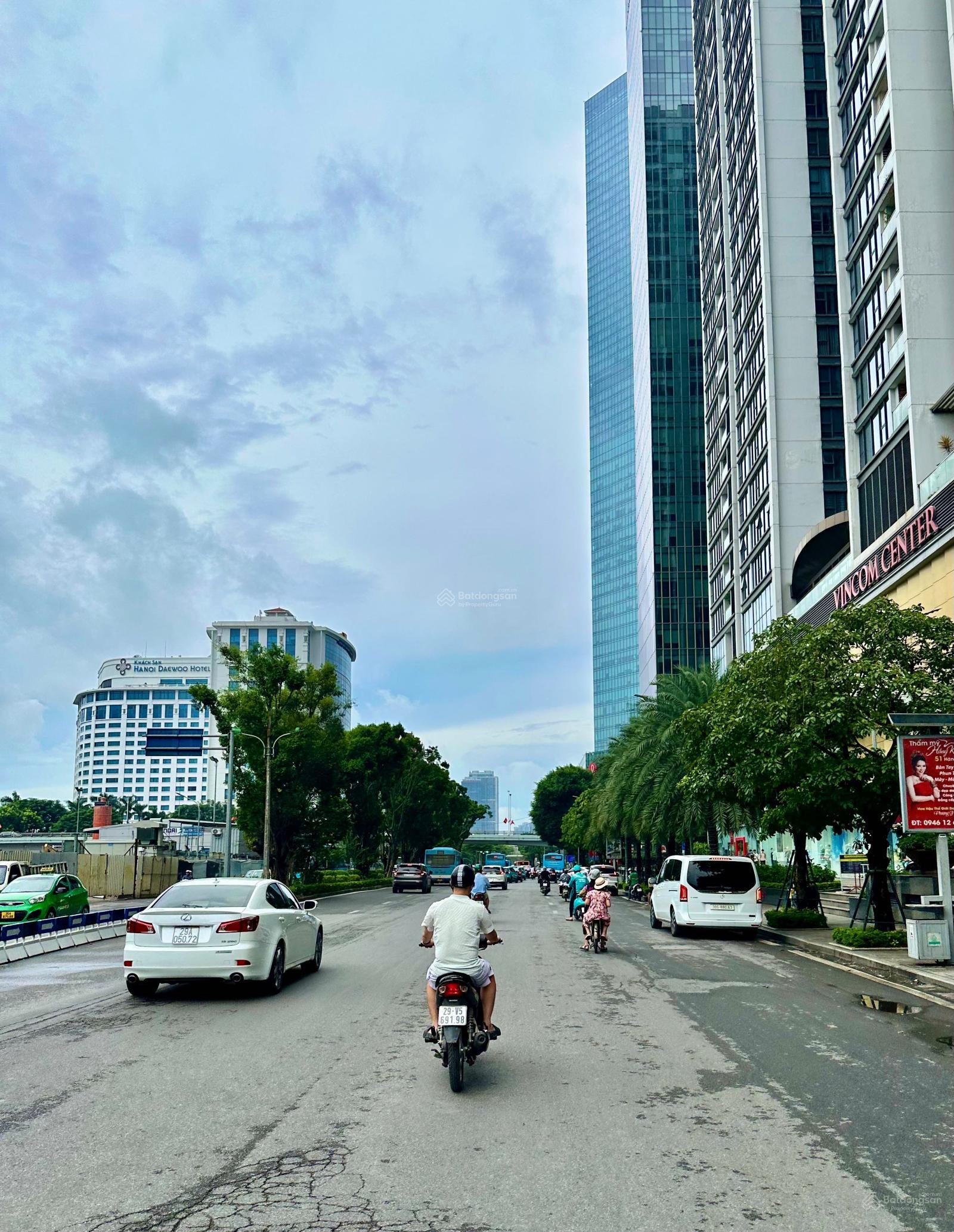 Cần bán nhà mặt phố Nguyễn Thái Học, Ba Đình. DT sổ 105m2 x 8T, MT 5m. Nhà nằm đoạn đẹp nhất phố