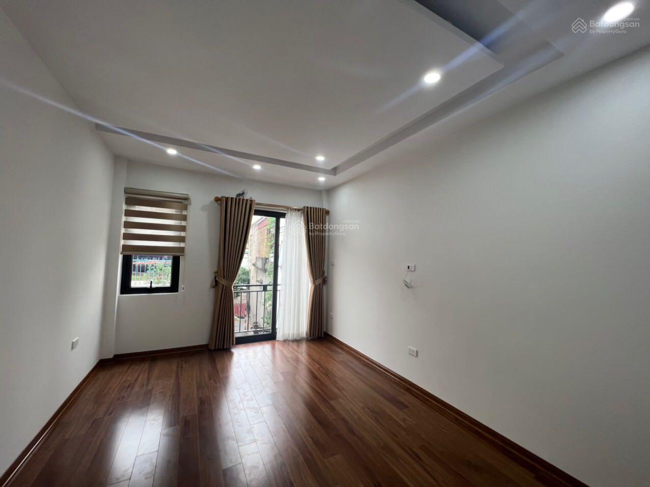 Bán nhà mới 5 tầng Thạch Bàn - Long Biên hơn 5 tỷ ở ngay