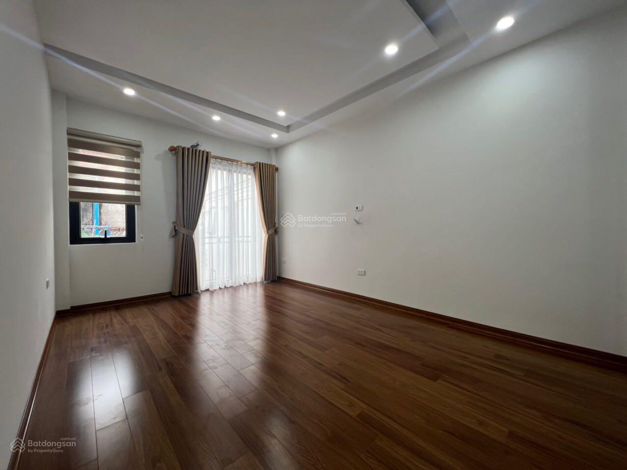 Bán nhà mới 5 tầng Thạch Bàn - Long Biên hơn 5 tỷ ở ngay