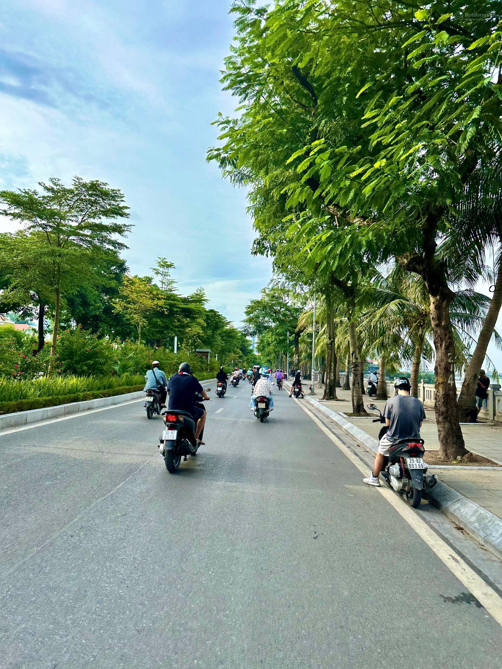 Cần bán nhà mặt phố Lạc Long Quân, Tây Hồ. DT 55m2 x 7T, MT 4,2m. Vị trí đẹp nhất phố, KD sầm uất Cần bán nhà mặt phố Lạc Long Quân, Tây Hồ. DT 55m2 x 7T, MT 4,2m. Vị trí đẹp nhất phố, KD sầm uất