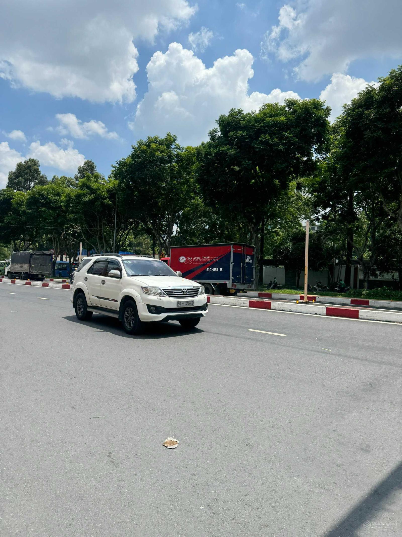 Bán tòa nhà mặt tiền Võ Văn Ngân ngay ngã 4 Thủ Đức